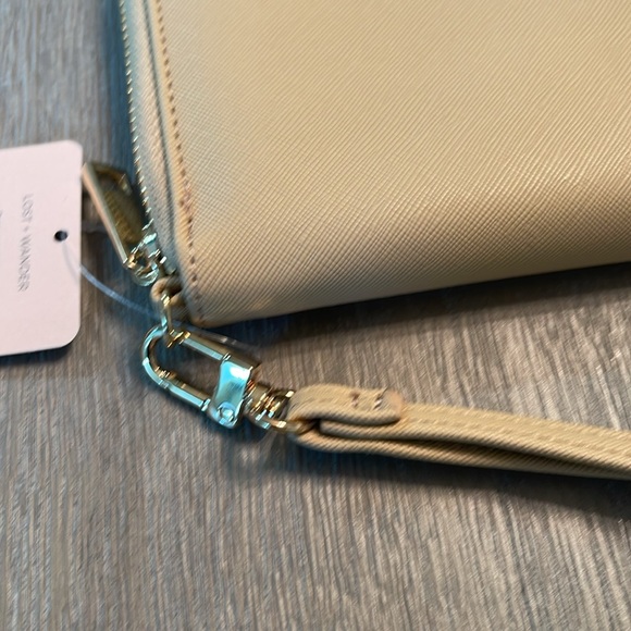 🆕 Lost + Wander tan camel color passport zipper wallet with wristlet - Picture 5 of 5